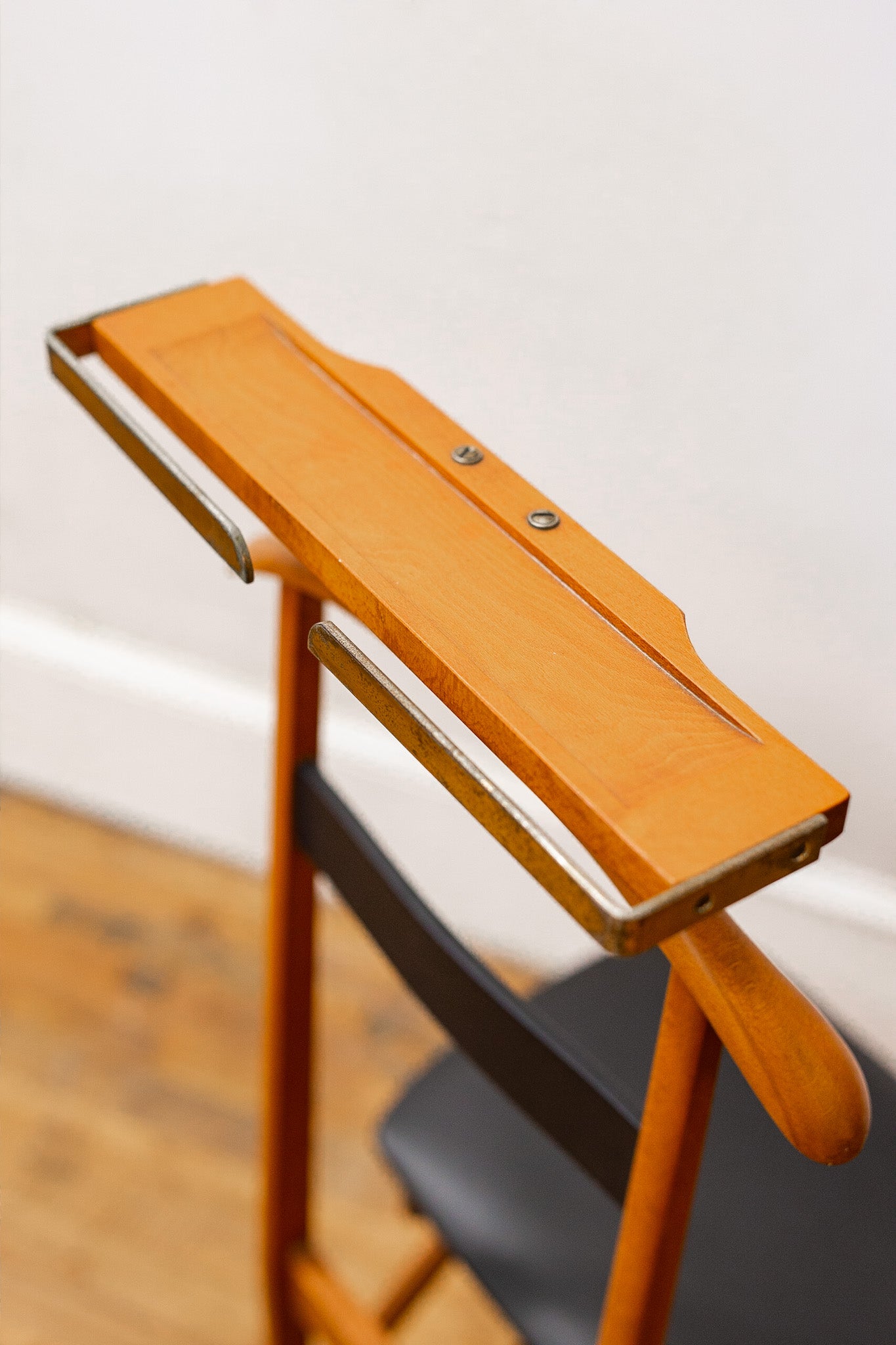 Fratelli Reguitti Gentleman's Valet with Seat Compartment