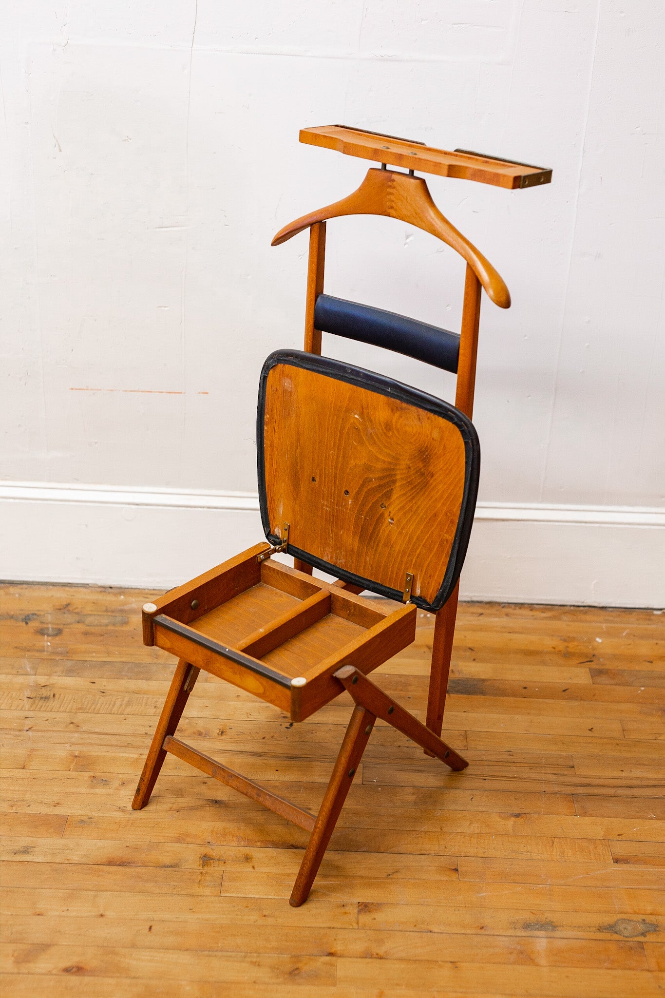 Fratelli Reguitti Gentleman's Valet with Seat Compartment