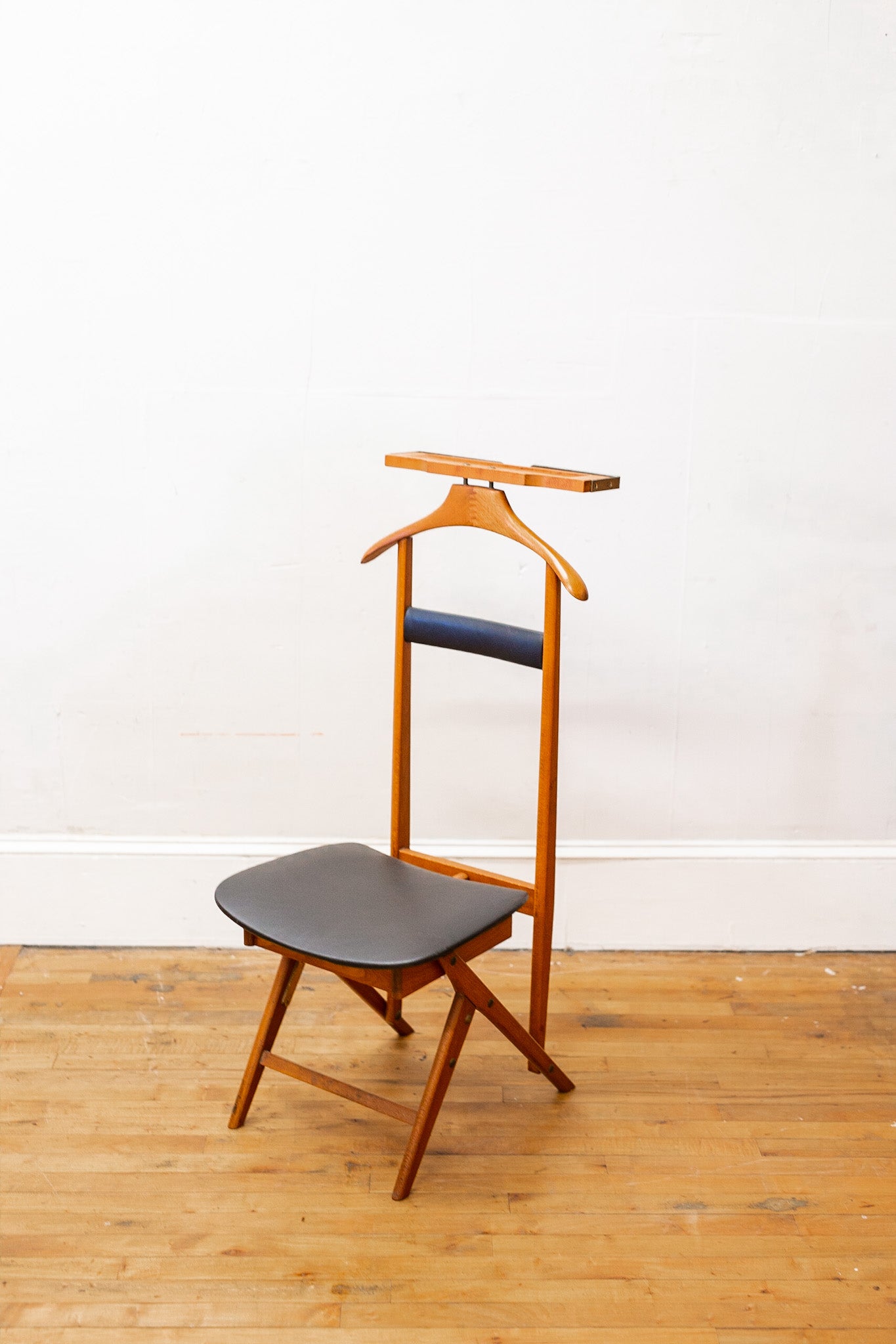 Fratelli Reguitti Gentleman's Valet with Seat Compartment