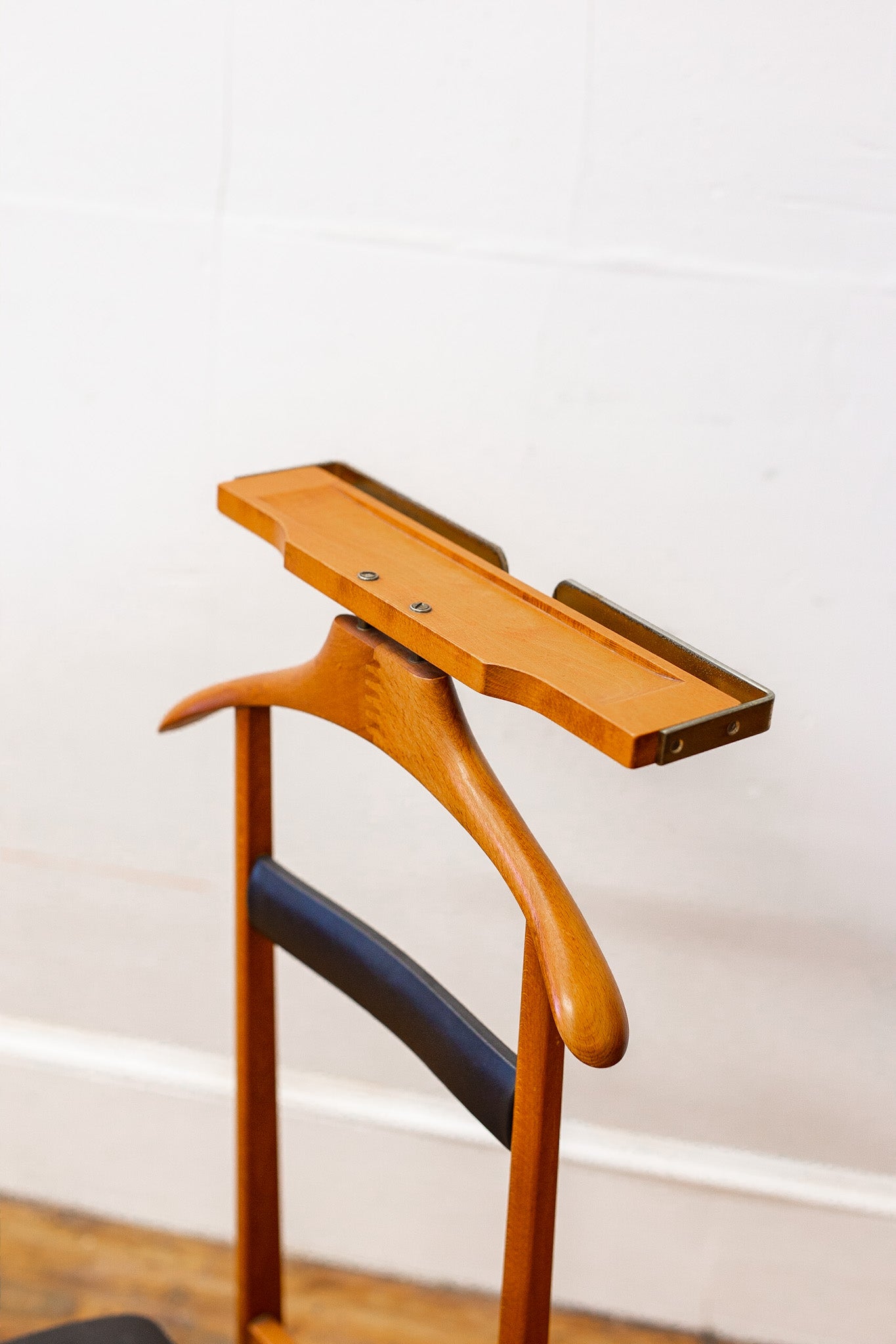 Fratelli Reguitti Gentleman's Valet with Seat Compartment