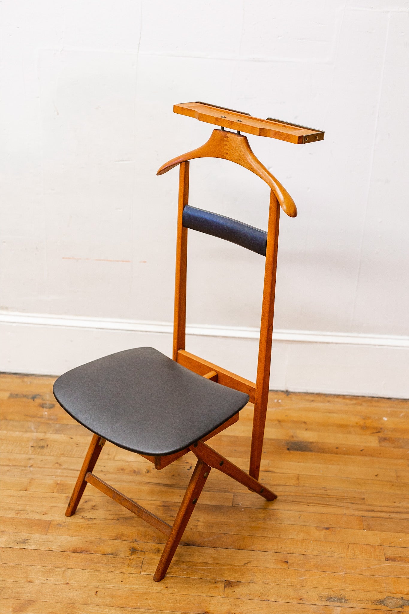 Fratelli Reguitti Gentleman's Valet with Seat Compartment