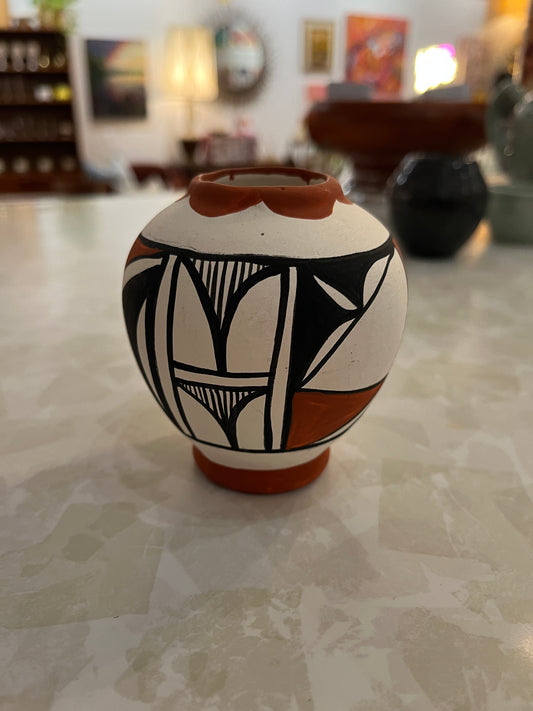 Eliz Olguin Isleta Pueblo New Mexico Signed Mini Pot